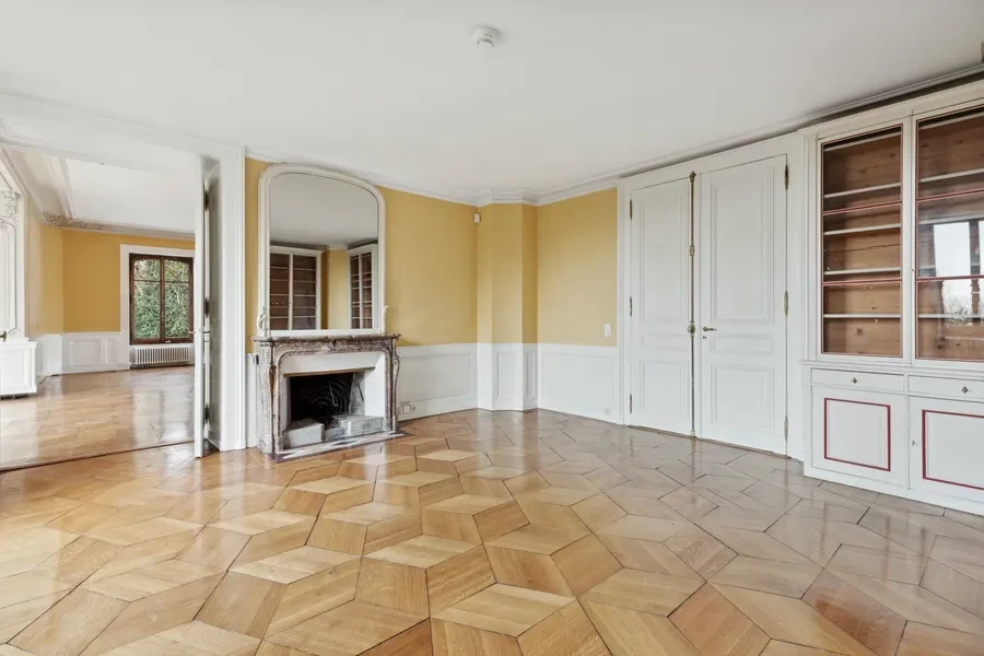 Historic Geneva estate Choulex — period interior room with original architectural details and natural light