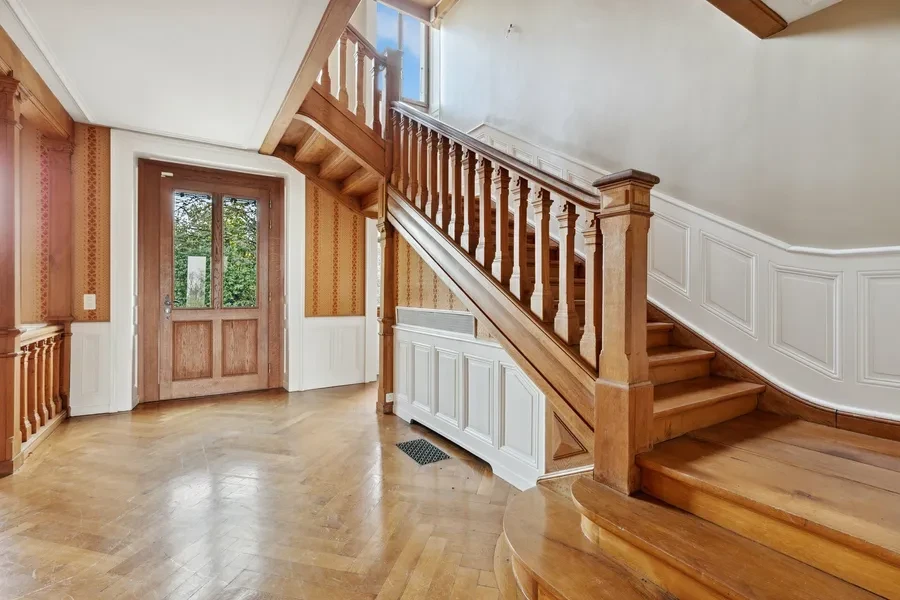 Historic Geneva estate Choulex — salon detail showing ornate period mouldings and parquet floors