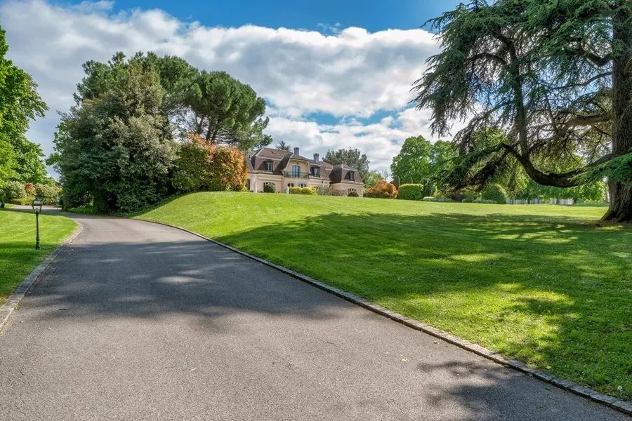 Domaine de Port-Noir Cologny Geneva — sweeping private driveway through 1.73-hectare landscaped and wooded grounds