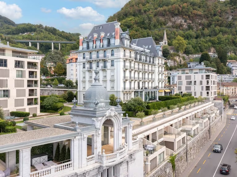 Le National Belle Époque residence Montreux — expansive reception area with exceptional ceiling heights and panoramic views over Lake Geneva and the Dents du Midi