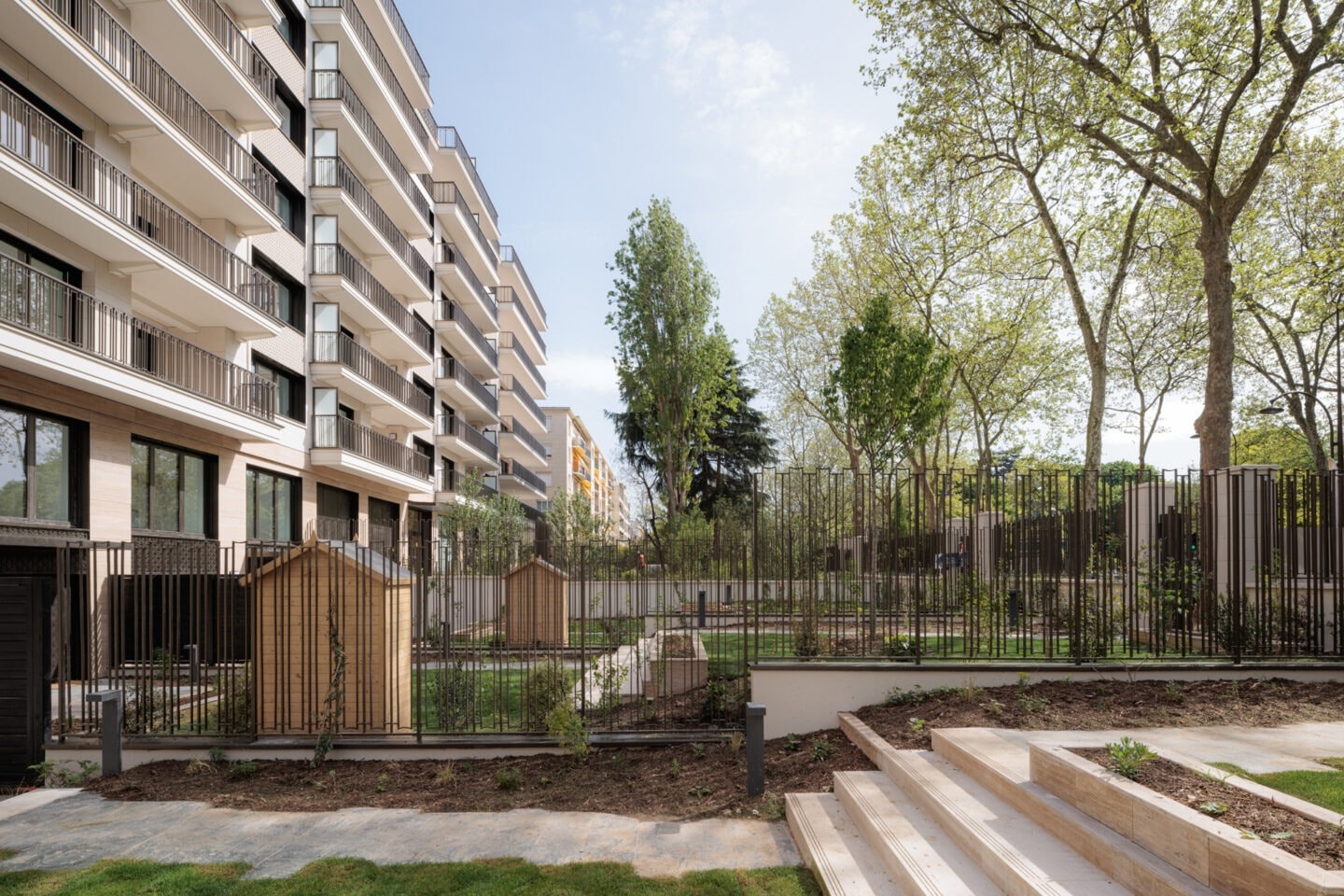 Private garden and courtyard of the 58 Victor Hugo residence, Neuilly-sur-Seine