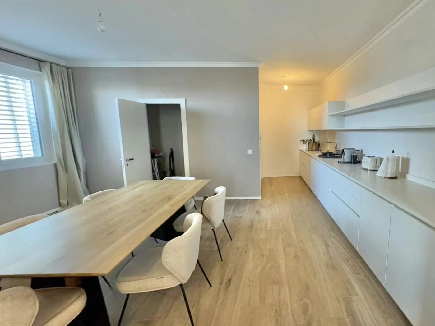 Vue d'ensemble du séjour dans un appartement moderne à Montreux