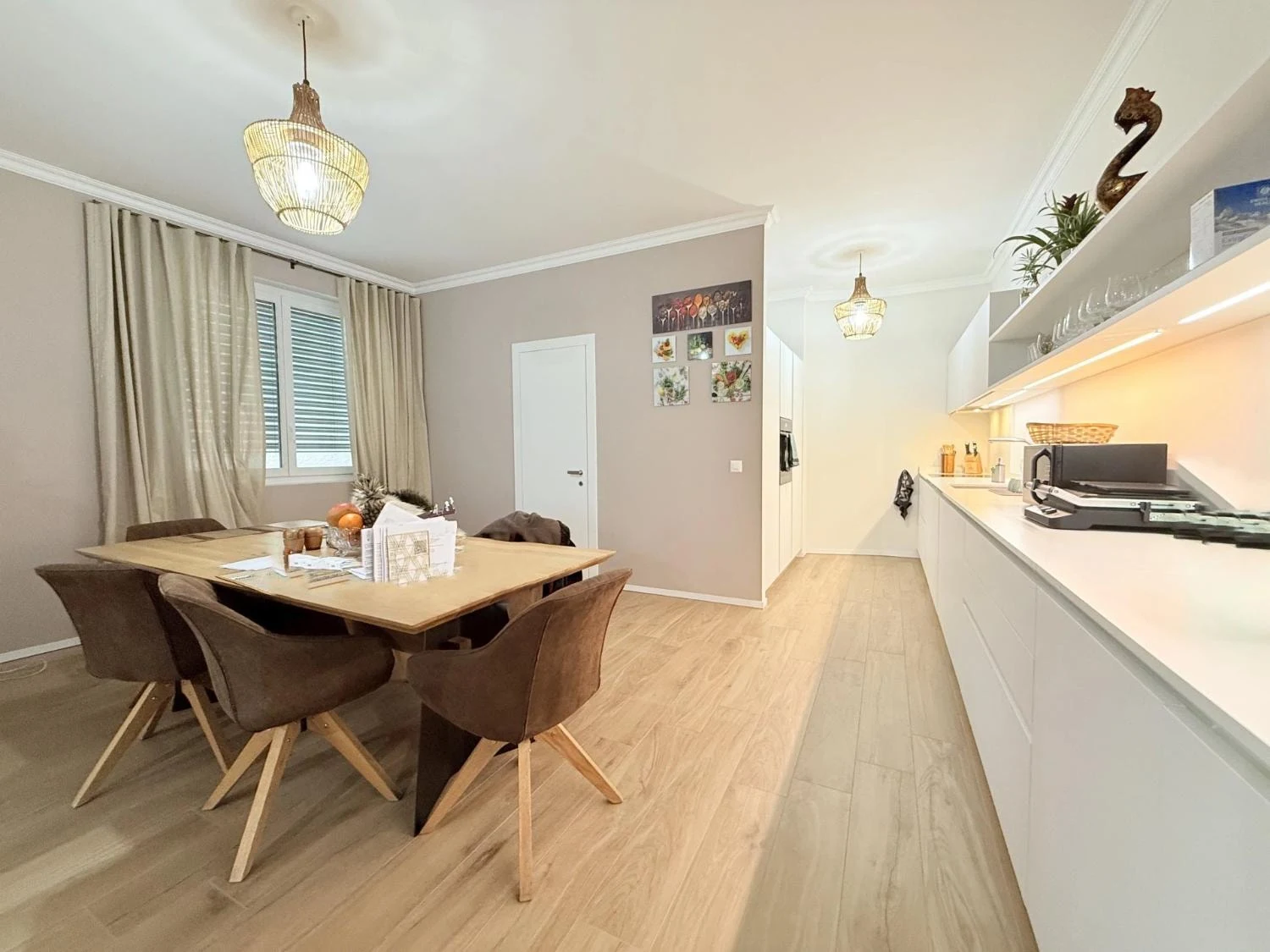 Cuisine et coin repas modernes dans un appartement à Montreux