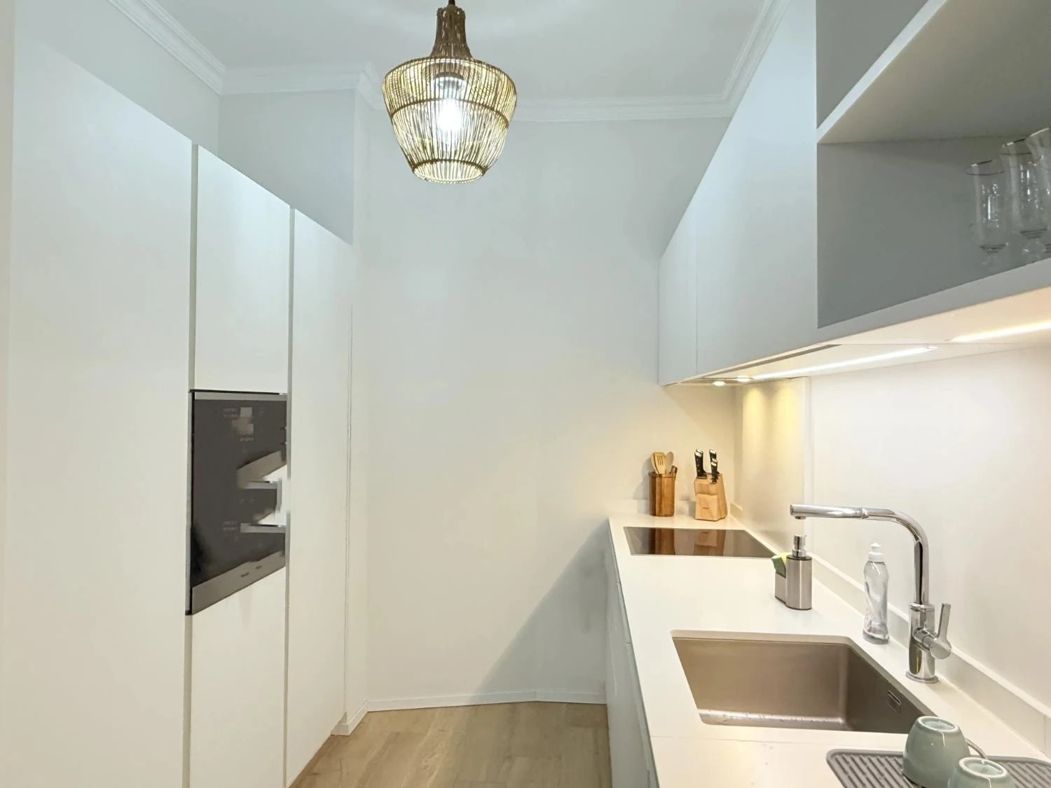 Deuxième cuisine et espace repas dans un appartement moderne à Montreux