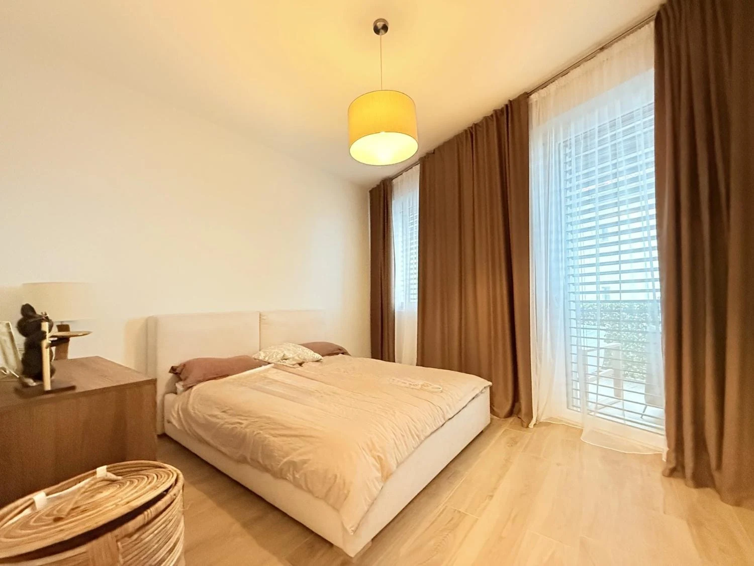 Chambre principale avec tons neutres dans un appartement à Montreux