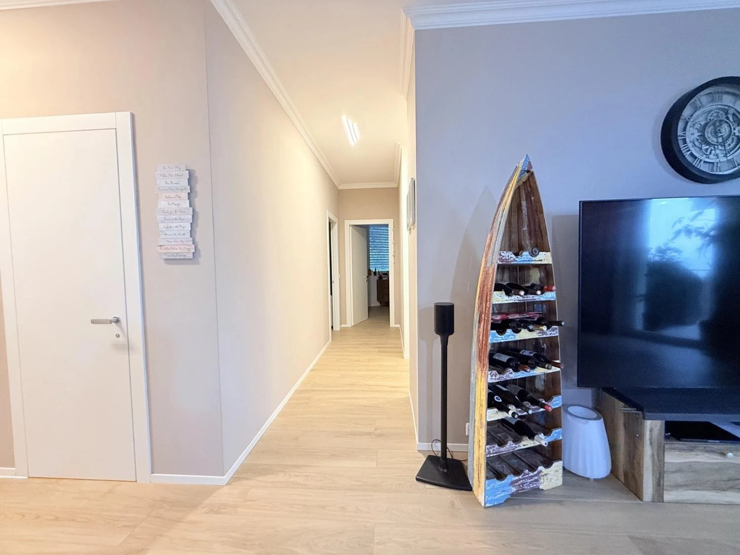 Deuxième chambre avec lumière naturelle dans un appartement à Montreux