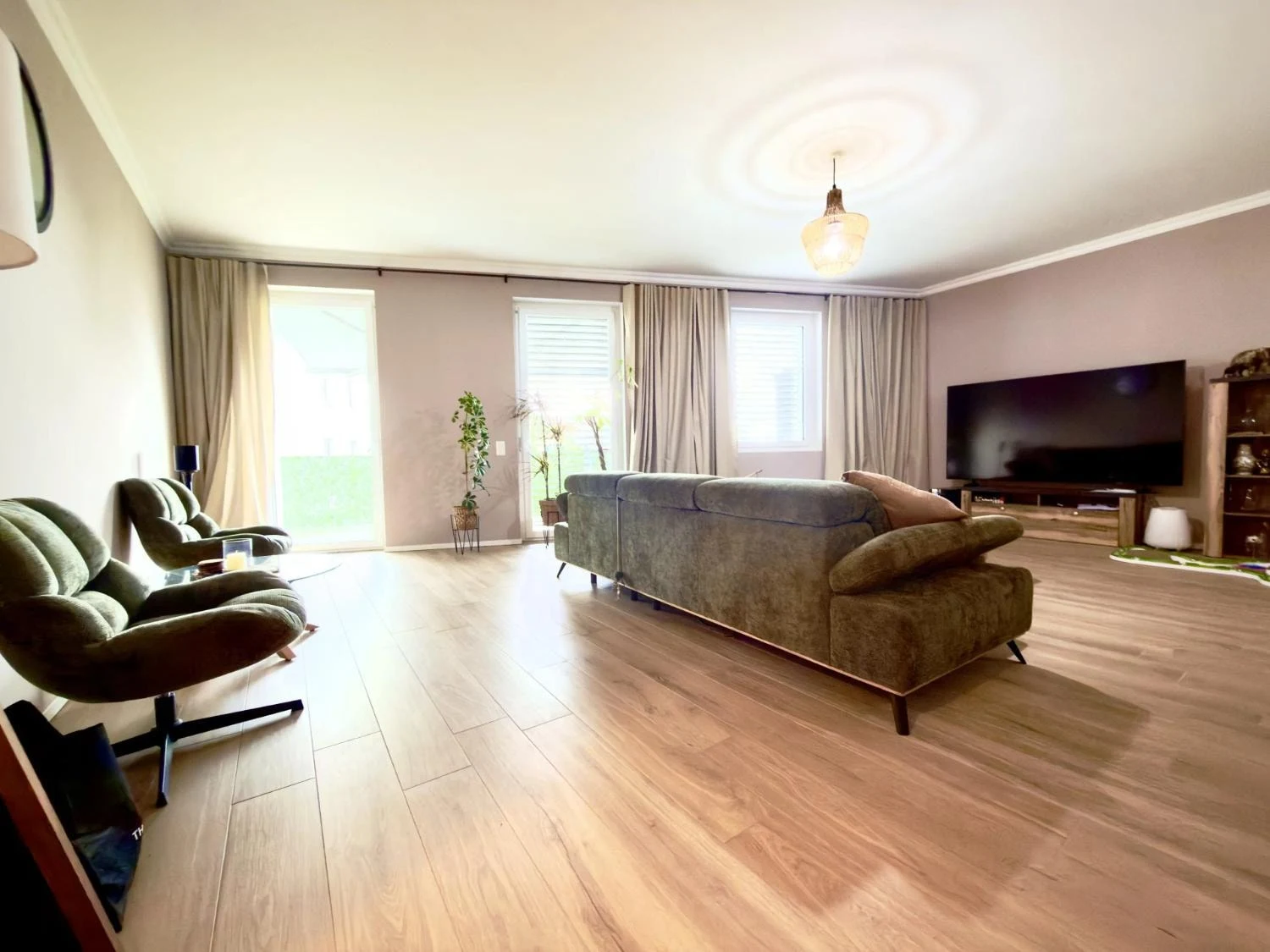 Couloir intérieur avec rangements intégrés dans un appartement moderne à Montreux