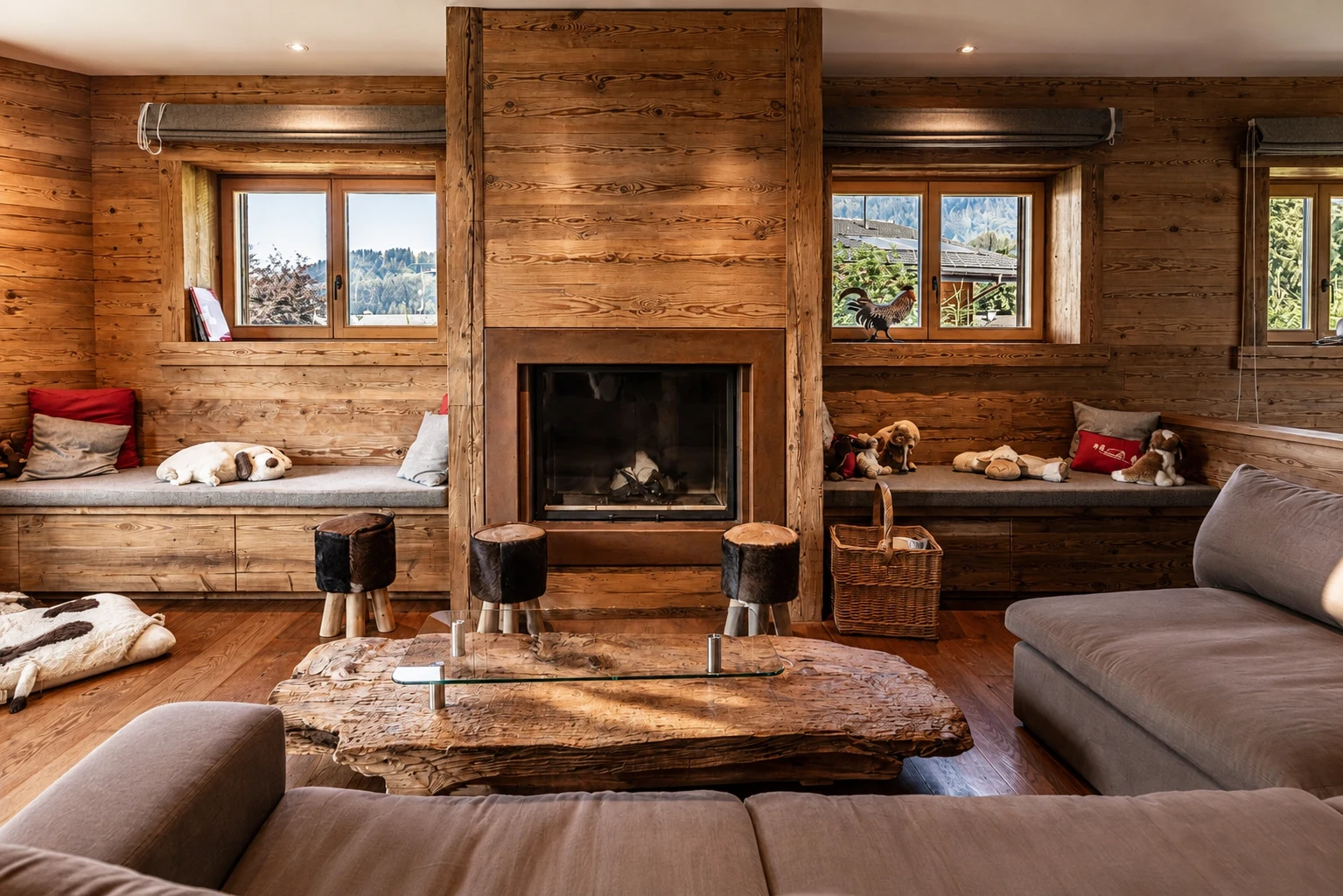 Séjour rustique avec cheminée dans un chalet alpin de luxe en Suisse