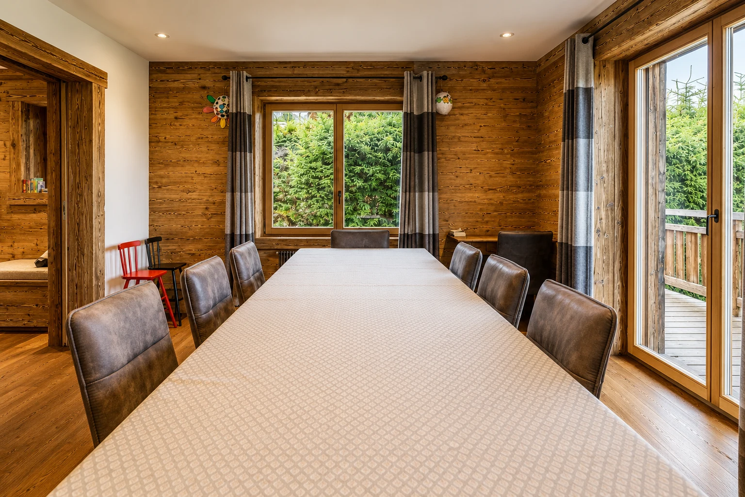 Deuxième cuisine équipée dans un chalet alpin de luxe en Suisse