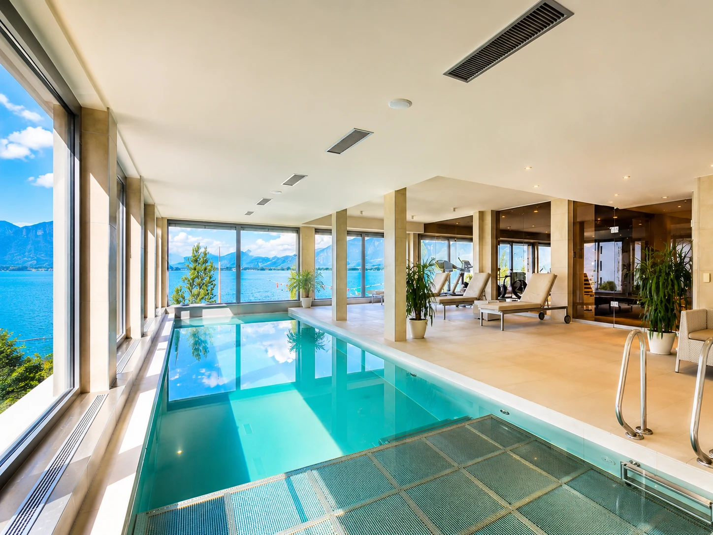Piscine intérieure privée et spa avec vue panoramique sur le lac au Le National Montreux
