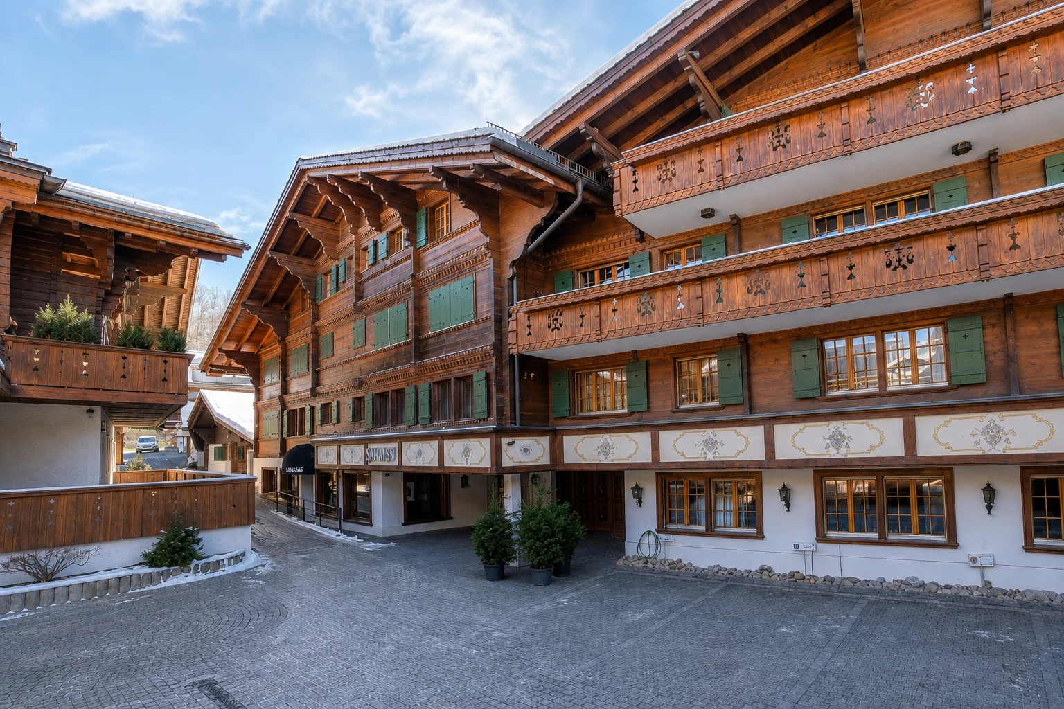 Résidence chalet traditionnelle au centre de Gstaad — extérieur de jour
