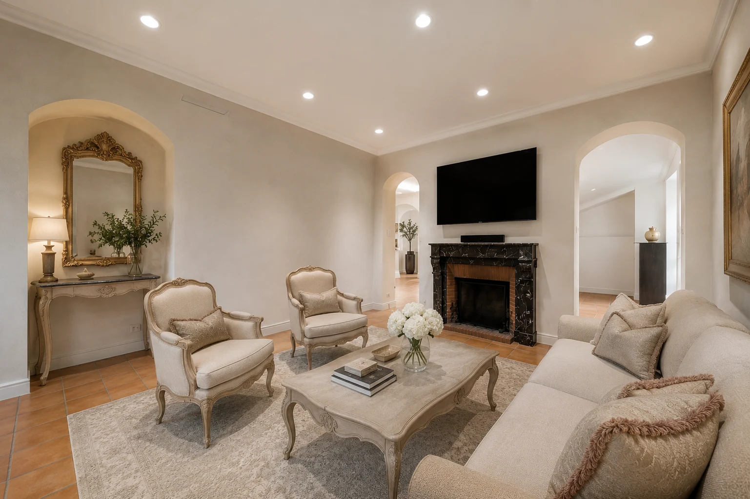 Salon classique avec fauteuils Louis XV et cheminée en marbre dans une villa à Montreux
