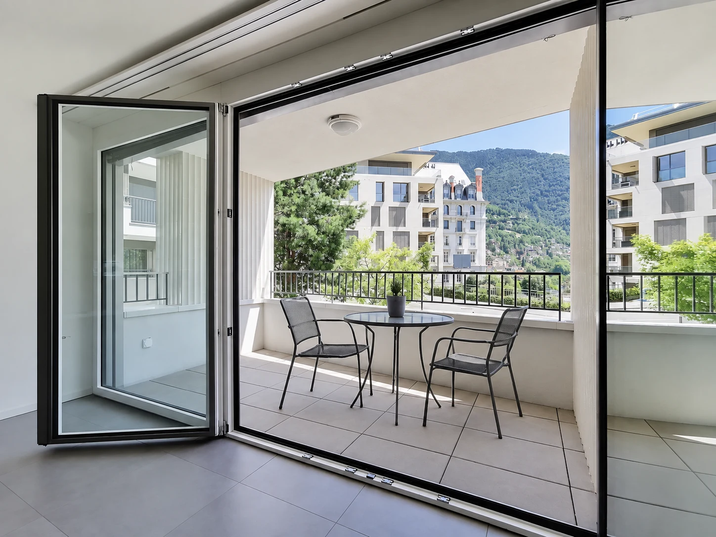 Balcon privé avec vue dégagée depuis un appartement au centre de Montreux