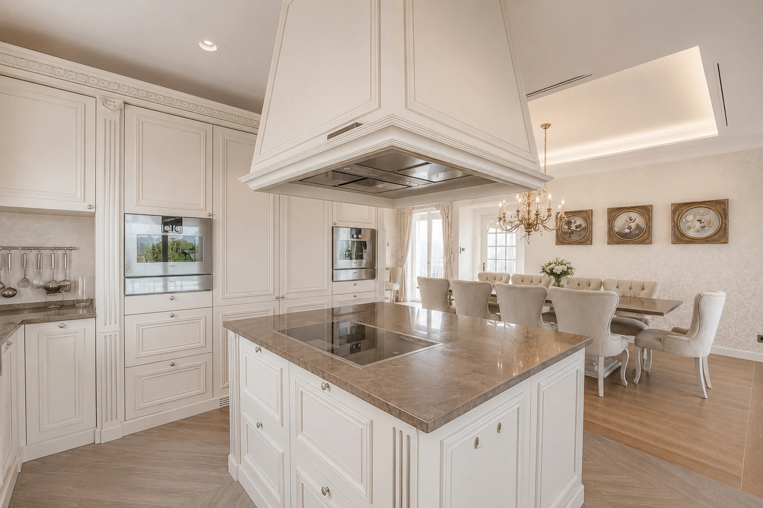 Cuisine classique avec îlot central et plans de travail en marbre dans un penthouse exceptionnel à Montreux