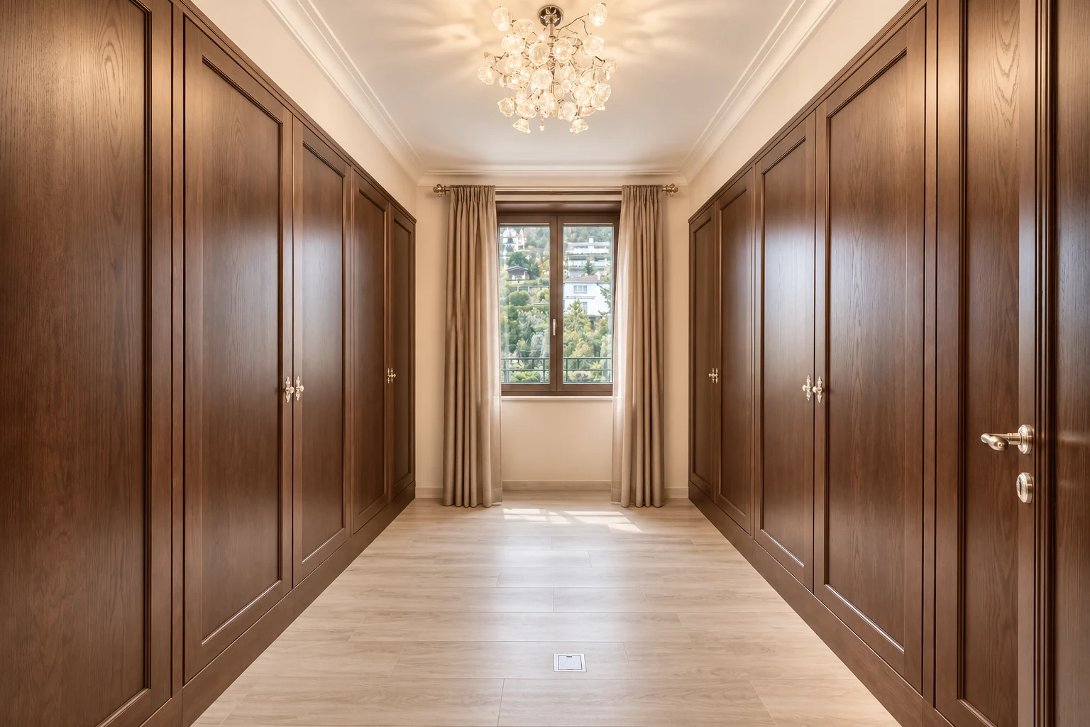 Dressing avec vastes armoires en bois sombre et lustre dans le duplex penthouse du Château de Belmont