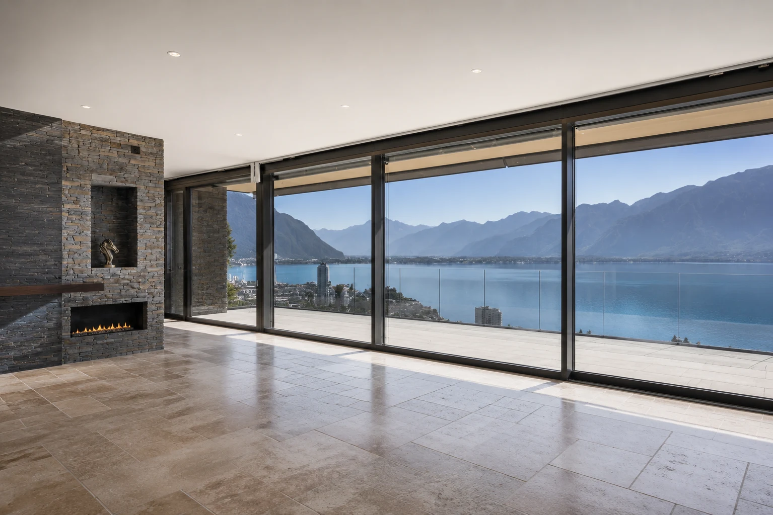 Vaste séjour avec cheminée en pierre et vitrage pleine hauteur offrant une vue panoramique sur le lac Léman et les Alpes dans une villa contemporaine exceptionnelle